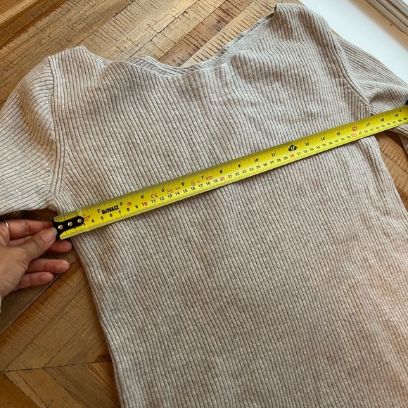 Gorgeous Aritzia Babaton Kitano Sweater Oatmeal Medium with Cross Back Detail - Picture 11 of 15